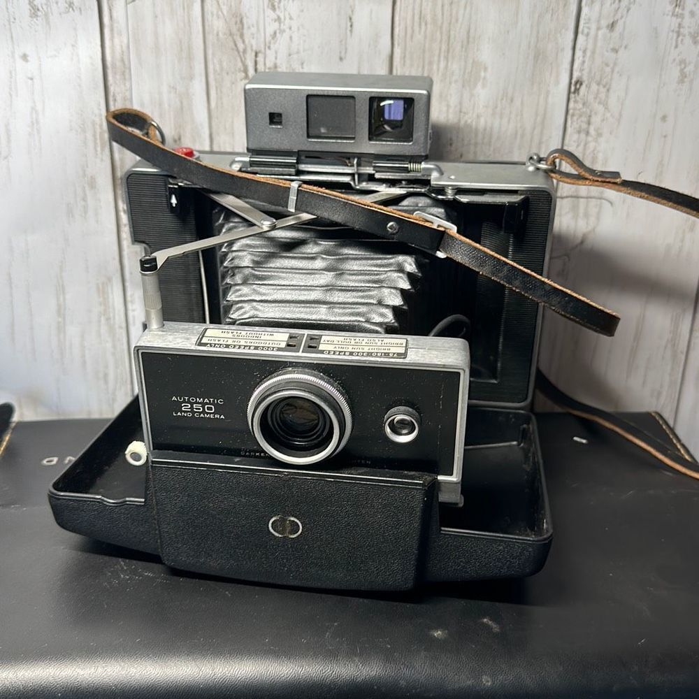 Vintage Polaroid‎ Automatic 250 Land Camera With Flash Case and film UNTESTED